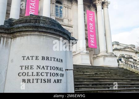 London - November 2022: Außenansicht des Tate Britain Museums in Millbank, London. Berühmtes Museum mit britischer Kunst Stockfoto