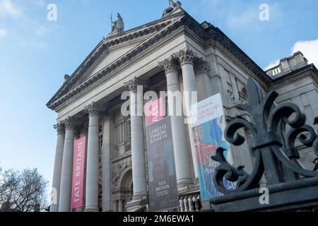 London - November 2022: Außenansicht des Tate Britain Museums in Millbank, London. Berühmtes Museum mit britischer Kunst Stockfoto