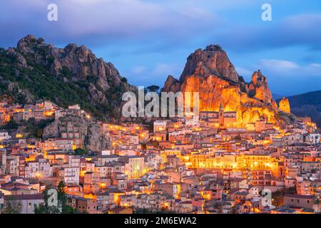 Gagliano Castelferrato, Sizilien, Italien. Unvergleichliches Stadtbild der historischen Stadt Gagliano Castelferrato in Sizilien bei dramatischem Sonnenaufgang. Stockfoto