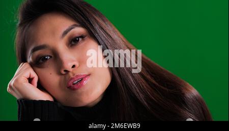 Nahaufnahme einer hübschen jungen Frau mit asiatischem Aussehen Stockfoto