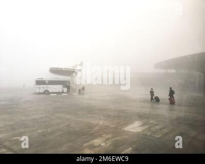 Im 4. Januar 2023 begann die Nebelwelle, die die westliche Türkei heimsuchte, von Istanbul aus und beeinflusste den Verkehr und das tägliche Leben in einem Gebiet von 300 Kilometern bis zur Stadt Manisa. Auf dem Foto ist ein Blick vom Busbahnhof der Stadt Manisa zu sehen. Stockfoto