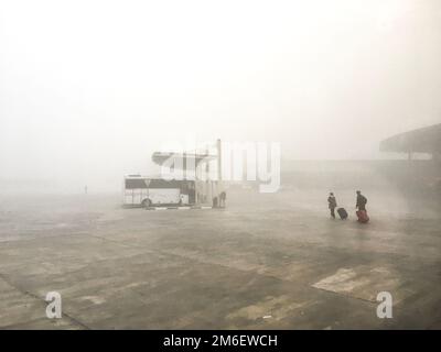 Im 4. Januar 2023 begann die Nebelwelle, die die westliche Türkei heimsuchte, von Istanbul aus und beeinflusste den Verkehr und das tägliche Leben in einem Gebiet von 300 Kilometern bis zur Stadt Manisa. Auf dem Foto ist ein Blick vom Busbahnhof der Stadt Manisa zu sehen. Stockfoto