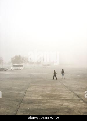 Im 4. Januar 2023 begann die Nebelwelle, die die westliche Türkei heimsuchte, von Istanbul aus und beeinflusste den Verkehr und das tägliche Leben in einem Gebiet von 300 Kilometern bis zur Stadt Manisa. Auf dem Foto ist ein Blick vom Busbahnhof der Stadt Manisa zu sehen. Stockfoto