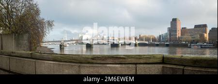 London - November 2022: Lambeth Bridge und International Maritime Organization Exterieur - ein Hauptquartier der Vereinten Nationen Stockfoto