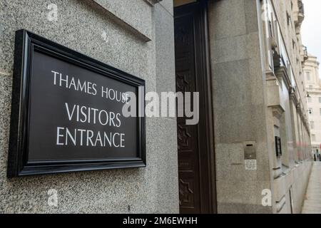 London - November 2022: Thames House in Millbank, gehobenes Wohn- und Verwaltungsviertel am Flussufer der Themse mit Regierungsbüros Stockfoto