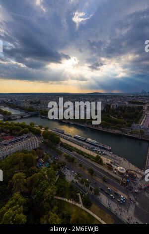 Der Eiffelturm und die Aussicht vom zweiten Stock. Paris, Frankreich Stockfoto