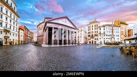 Piazza della Rotonda und Panoramablick auf das Pantheon bei Sonnenaufgang, die irdische Stadt Rom, Italien Stockfoto