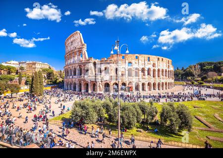 Rom, Italien, März 23 2019: Historisches römisches Amphitheater in Rom, malerischer Frühling Touristenblick. Die Stadt Rom, Italien, wird von vielen Touristen besucht Stockfoto
