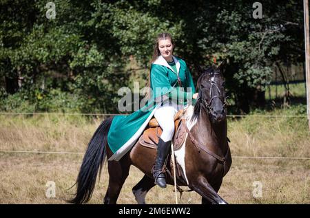 Harry-Potter-Themenaktivität entlang der Abreschviller-Bahn ein Spiel Quidditch zwischen Gryffindor und Slytherin, gespielt auf dem Pferderücken Stockfoto