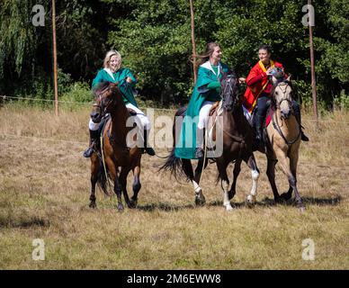 Harry-Potter-Themenaktivität entlang der Abreschviller-Bahn ein Spiel Quidditch zwischen Gryffindor und Slytherin, gespielt auf dem Pferderücken Stockfoto