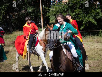 Harry-Potter-Themenaktivität entlang der Abreschviller-Bahn ein Spiel Quidditch zwischen Gryffindor und Slytherin, gespielt auf dem Pferderücken Stockfoto