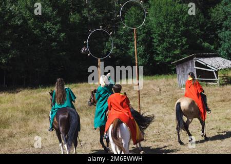 Harry-Potter-Themenaktivität entlang der Abreschviller-Bahn ein Spiel Quidditch zwischen Gryffindor und Slytherin, gespielt auf dem Pferderücken Stockfoto