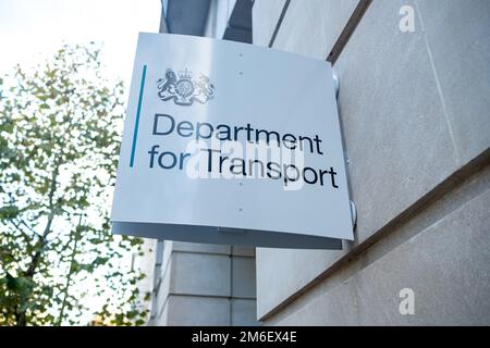 London – November 2022: Logo des Verkehrsministeriums und Eingangsschild – ein Büro des britischen Ministeriums an der Horseferry Road in Westminster Stockfoto