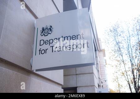 London – November 2022: Logo des Verkehrsministeriums und Eingangsschild – ein Büro des britischen Ministeriums an der Horseferry Road in Westminster Stockfoto