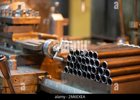 Metallrohre in der Werkstatt einer metallurgischen Anlage oder eines metallverarbeitenden Unternehmens. Stockfoto