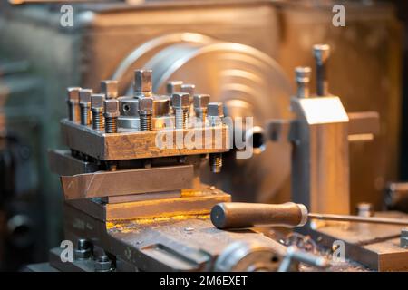 Teil einer industriellen Drehmaschine in einer metallurgischen Anlage. Stockfoto