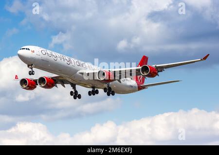 Virgin Atlantic Airbus A340-600 Flugzeug Flughafen London Heathrow Stockfoto