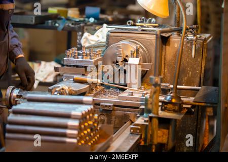 Metallrohre in der Werkstatt einer metallurgischen Anlage oder eines metallverarbeitenden Unternehmens. Stockfoto