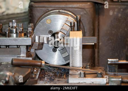 Industrielle Drehmaschine in der Werkstatt zum Arbeiten mit Metall. Stockfoto