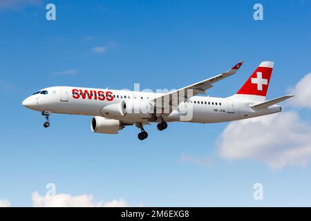 Swiss Airbus A220-300 Flugzeug in London Stockfoto