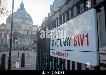 London - November 2022: Methodist Central auf Hall Broad Sanctuary Schild SW1, Westminster Stockfoto