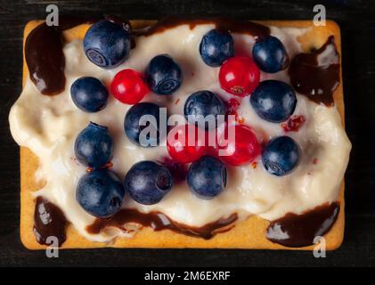 Quadratbeerendessert für ein Buffet mit Heidelbeeren und Johannisbeeren. Wunderschöner, gesunder Kuchen. Stockfoto