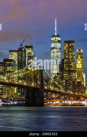 New York City Skyline Nacht Stadt Manhattan Brooklyn Bridge World Trade Center Hochformat Stockfoto