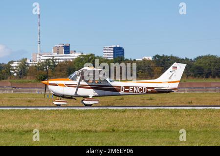 Reims-Cessna F172N Skyhawk II Flugzeug Flughafen Stuttgart Stockfoto