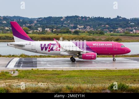 Wizzair Airbus A320 Flugzeug Flughafen Korfu in Griechenland Stockfoto