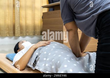 Neue Noramal-Massage zu Hause bei Coronavirus-COVID-19-Pandemie Stockfoto