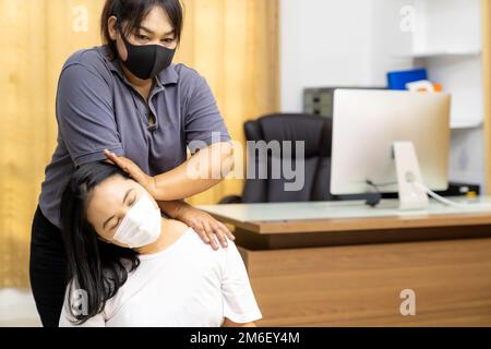 Neue Noramal-Massage zu Hause bei Coronavirus-COVID-19-Pandemie Stockfoto