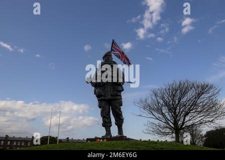 „The Yomper“-Statue vor dem Royal Marines Museum in Southsea, Hampshire, Großbritannien Stockfoto