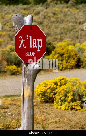 Zweisprachiges Stoppschild in englischer Sprache und Sprache der First Nations in der Nähe von Osoyoos und Oliver im Okanagan Valley, British Columbia, Kanada. Stockfoto