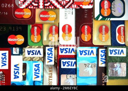 Nahaufnahme von vielen Mastercard Kreditkarten. Bankkarten aus Plastik Stockfoto