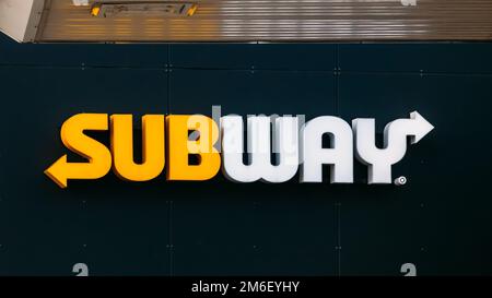 Logo-Schild Marke der U-Bahn an der Wand des Fast Food Restaurant Stockfoto