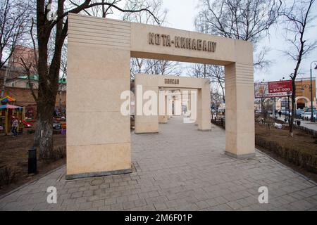 Herbst 2013 - Wladiwostok, Primorsky Region - Quadratische Bögen im Park der Partnerstädte von Wladiwostok Stockfoto