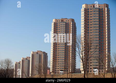 Herbst 2013 - Wladiwostok, Region Primorsky - Hochhäuser. Mehrfarbige Wohngebäude. Fenster in Stockfoto