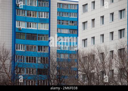 Herbst 2013 - Wladiwostok, Region Primorsky - Hochhäuser. Mehrfarbige Wohngebäude. Fenster in Stockfoto