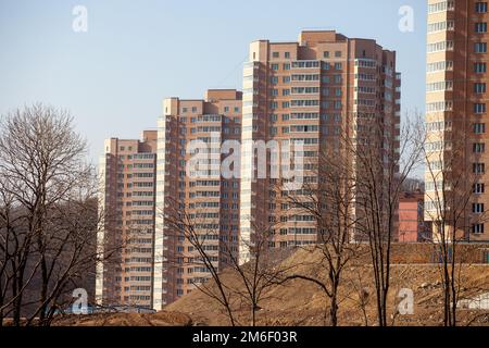 Herbst 2013 - Wladiwostok, Region Primorsky - Hochhäuser. Mehrfarbige Wohngebäude. Fenster in Stockfoto