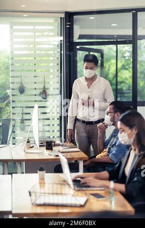 Social Fernbüro mit Business-Team tragen Gesichtsmaske wie Neues normales Leben Stockfoto