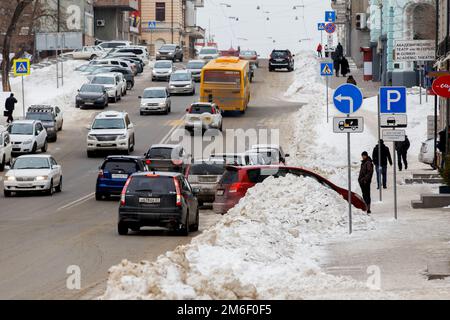 Januar 2016 - Wladiwostok, Russland - schwerer Schneefall in Wladiwostok. Autos fahren bei Schneefall entlang der Hauptstraßen von VLA Stockfoto