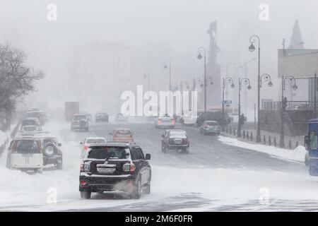 Januar 2016 - Wladiwostok, Russland - schwerer Schneefall in Wladiwostok. Autos fahren bei Schneefall entlang der Hauptstraßen von VLA Stockfoto