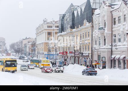 Januar 2016 - Wladiwostok, Russland - schwerer Schneefall in Wladiwostok. Autos fahren bei Schneefall entlang der Hauptstraßen von VLA Stockfoto