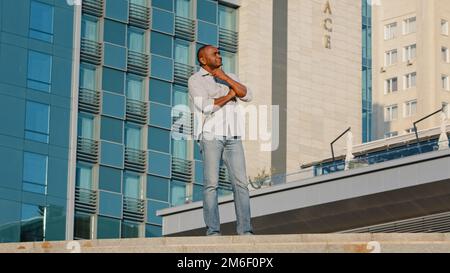 Ethnisch nachdenklich afroamerikanischer Mittelalter alter alter alter alter alter Mann nachdenklich männlicher Geschäftsmann Investor Unternehmer denken Business Idee stehend Stockfoto