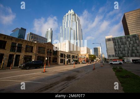 Frühling 2016 – Austin, Texas, USA – Austin Central Street im Stadtzentrum. Hohes Glasgebäude in der Innenstadt von Texas Stockfoto