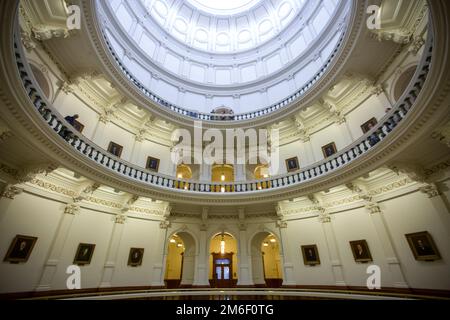 Frühling 2016 - Austin, Texas, USA - Texas State Capitol Building. Die runden gewölbten Kongresskorridore von Texas Stockfoto