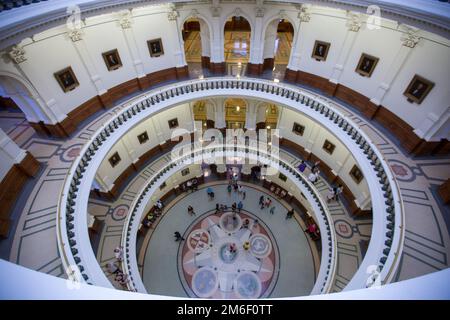 Frühling 2016 - Austin, Texas, USA - Texas State Capitol Building. Die runden gewölbten Kongresskorridore von Texas Stockfoto