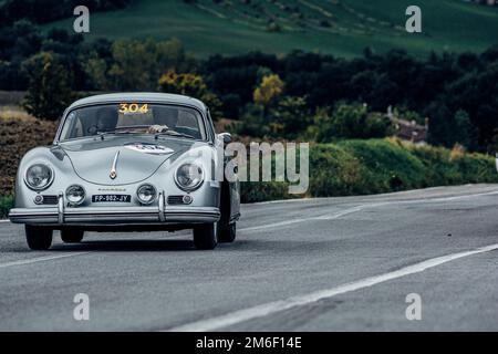 PORSCHE 356 1600 CoupÃ 1956 auf einem alten Rennwagen in der Rallye Mille Miglia 2020, dem berühmten italienischen historischen Rennen (1927-1957) Stockfoto