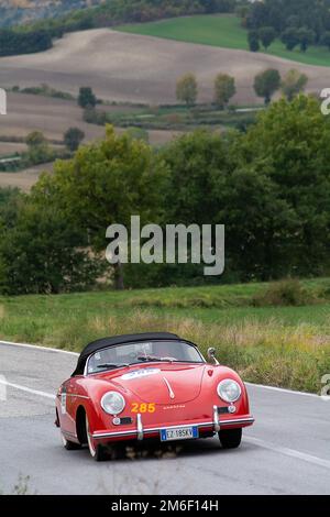 CAGLI , ITALIEN - OTT 24 - 2020 : PORSCHE 356 1500 SPEEDSTER 1954 auf einem alten Rennwagen in der Rallye Mille Miglia 2020, dem berühmten Itina Stockfoto