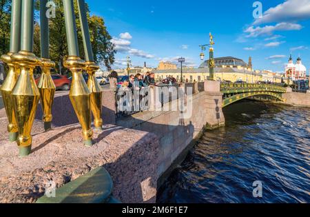 St. Petersburg, die Panteleimon Brücke über den Fontanka ist mit vergoldeten Mustern aus Skulpturen und Laternen dekoriert. Stockfoto